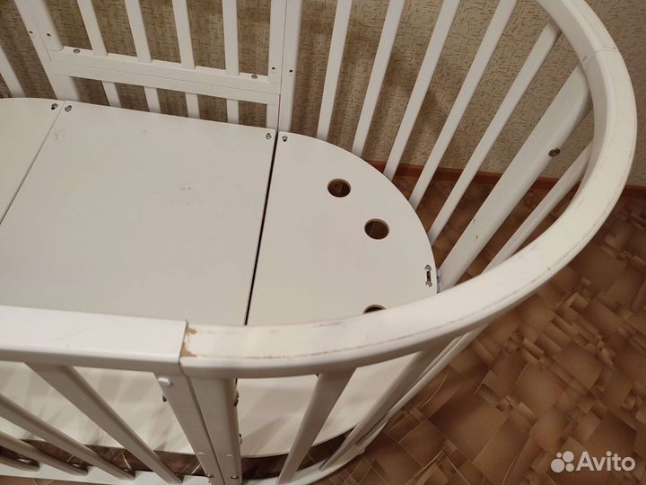 Детская кроватка с маятником