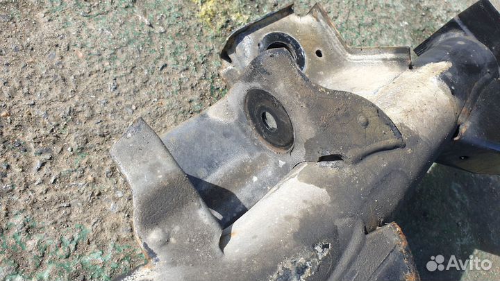 Подрамник на Mercedes-Benz W639