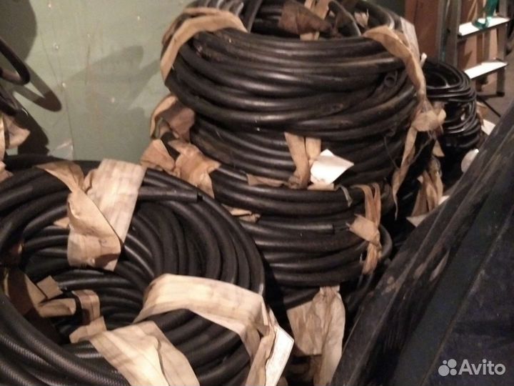 Куски поливочного и кислородного шланга