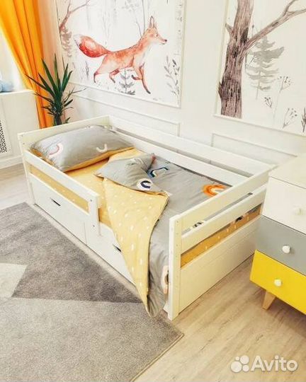 Кроватка из натурального дерева высокий борт софа