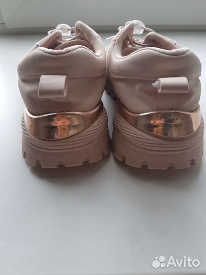 Кроссовки женские