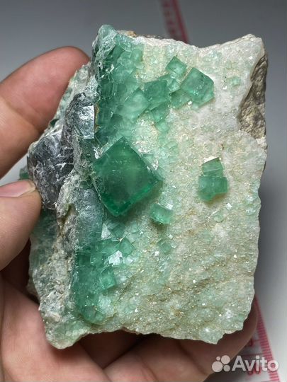 Флюорит кристаллы на породе