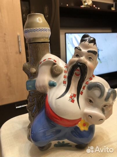 Бутылка в форме статуэтки