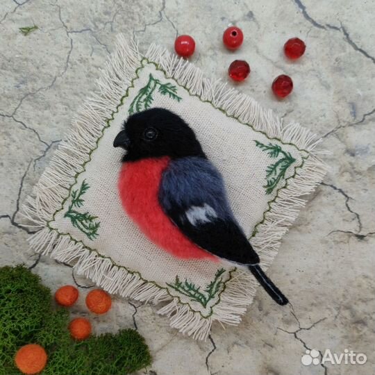 Брошь снегирь из шерсти