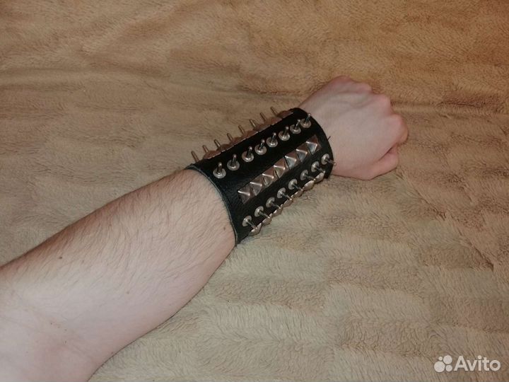 Наруч кожаный с шипами кепками заклепками