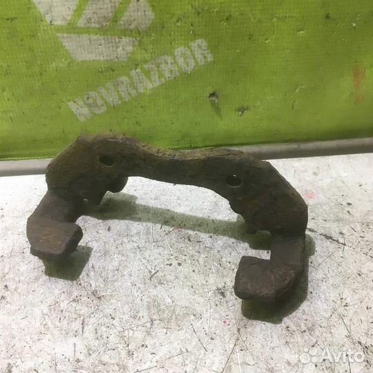 Скоба суппорта переднего Мазда Мазда 3 бк