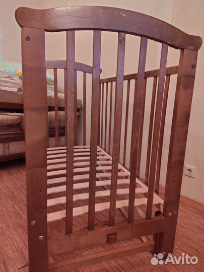 Детская кроватка с маятником