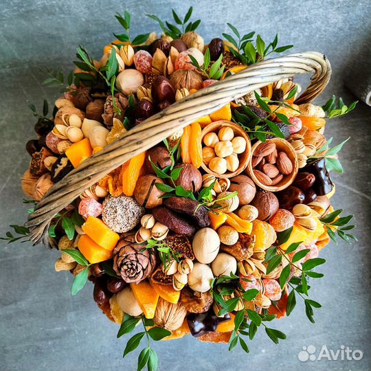 Съедобьный букет из сухофруктов и орехов
