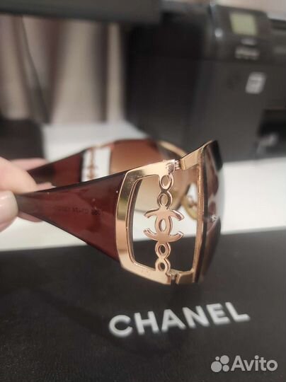 Chanel солнцезащитные очки с золотой оправой