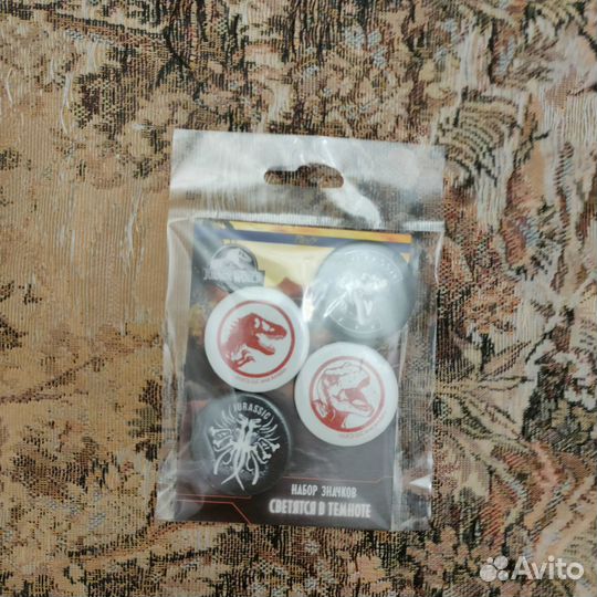 Набор значков с динозаврами