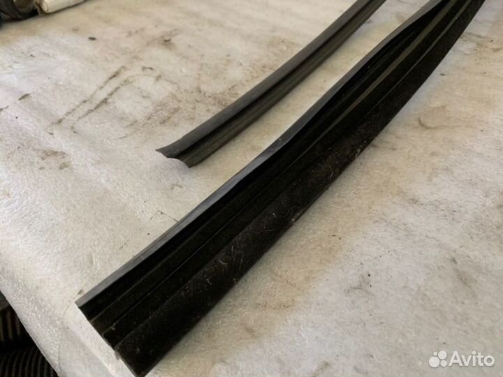 Уплотнитель стекла задний левый Mercedes Glk X204