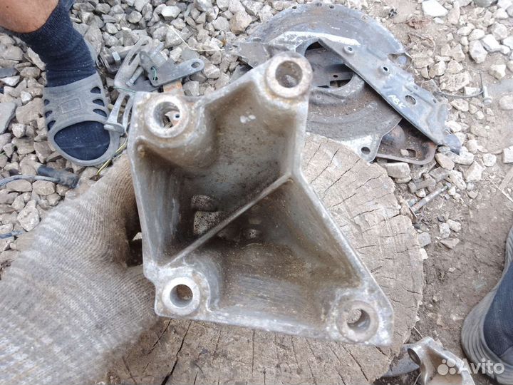 Кронштейн двигателя левый Audi 80 b3