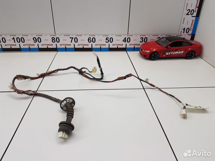 Электропроводка задней правой двери (Pontiac Vibe)