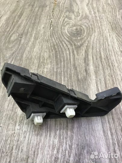 Крепление бампера переднее левое Honda Cr-V