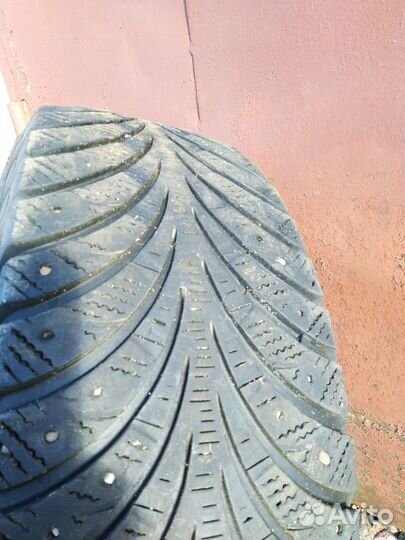 Goodyear UltraGrip Extreme 215/65 R16
