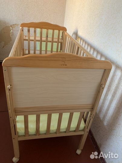 Детская кроватка с пеленальным столиком и полкой