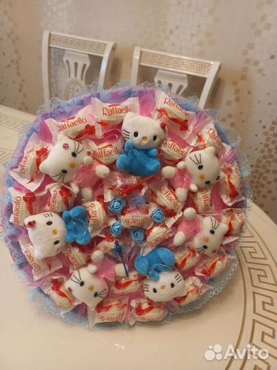 Букет с игрушками Hello Kitty и Raffaello