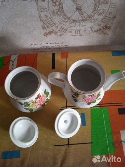 Заварочный чайник, сахарница, блюдца