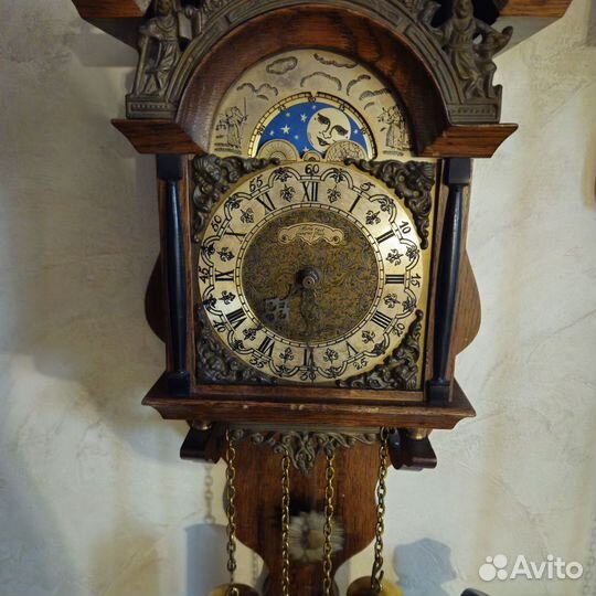 Старинные, настенные, маятниковые часы.Голландия