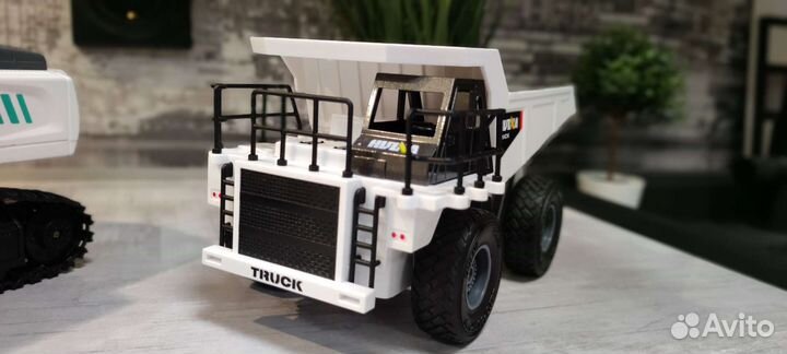 Экскаватор и самосвал, комплект игрушек на пульте