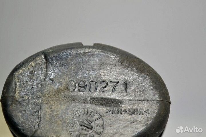 Кронштейн крыла ведущего моста, передний правый vo