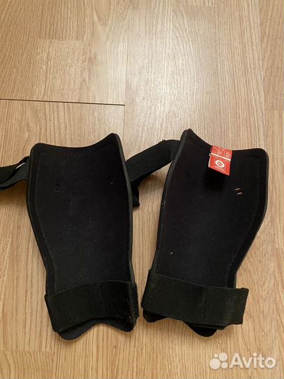 Щитки на ноги