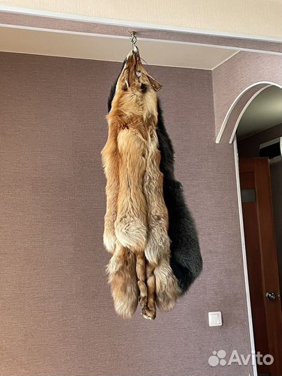 Шкуры лисы, мех песца и овчины