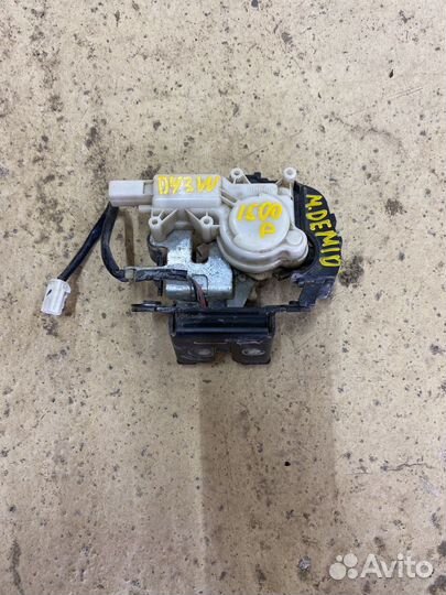 Замок багажника Mazda Demio DY3W