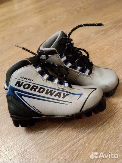 Ботинки лыжные детские. Р. 32