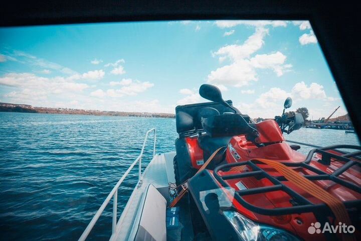 Кабинный катер с мотором Mercury F 200
