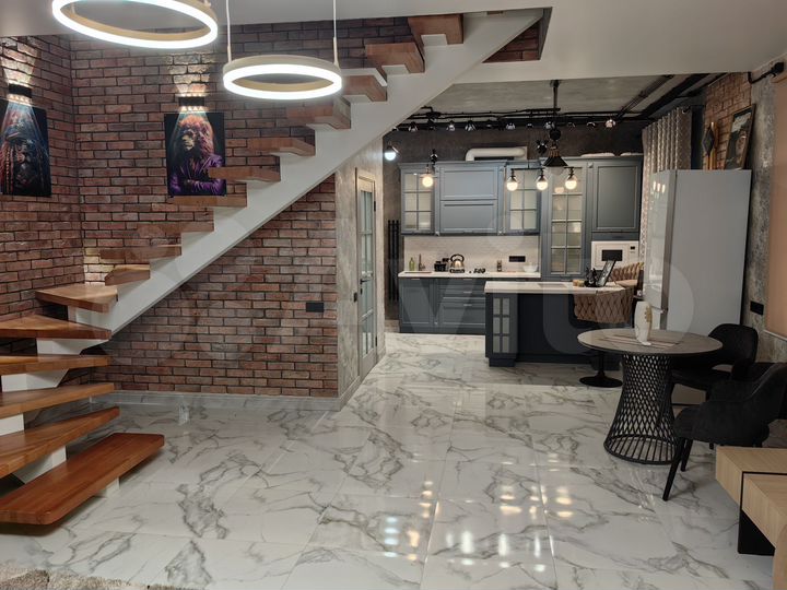 2-к. квартира, 102,2 м², 3/3 эт.