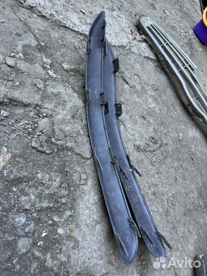 Молдинги переднего бампера toyoyta avensis 2006