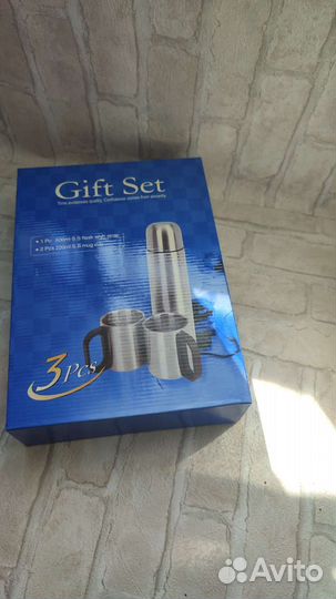 Термос в наборе с кружками