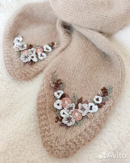Детский вязаный шарф ручной работы с вышивкой