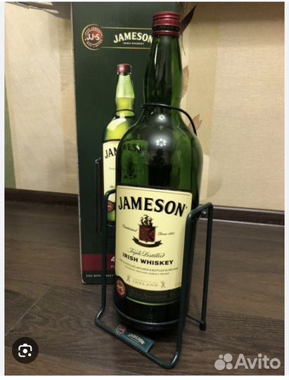 Бутылка от виски Jameson 4.5 л качели на подставке