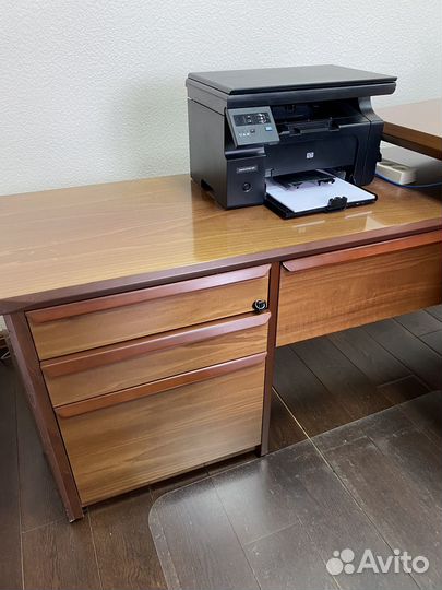 Стол руководителя с брифингом + кресло