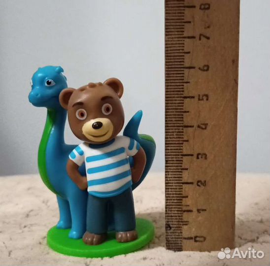 Мишка Барни с динозаврами