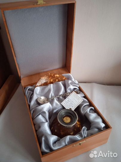 Чайная пара с ложкой: серебро и янтарь