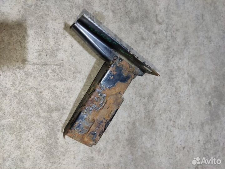 Кронштейн бампера задний Audi 100 седан 2.5 AAT