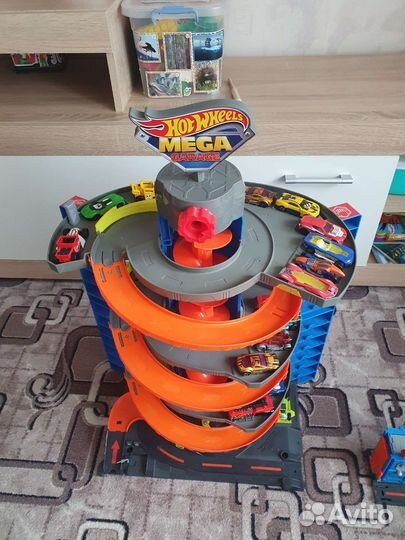 Hot wheels гоночный трек,гараж