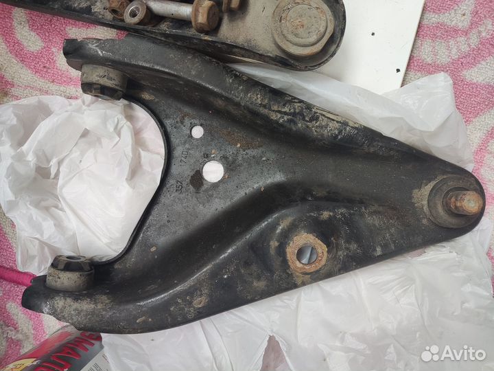 Рычаг передней подвески на Лада Хрэй