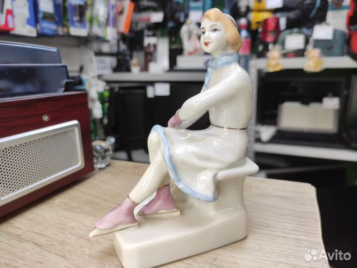 Фарфоровая Статуэтка Конькобежка зхк