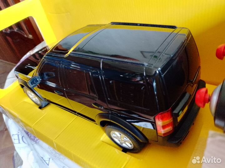 Машина с пультом новая