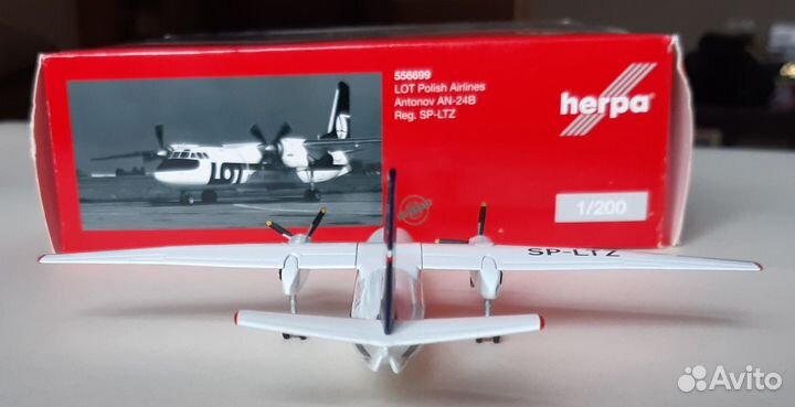 Модель самолета ан-24В LOT Polish Airlines 1:200