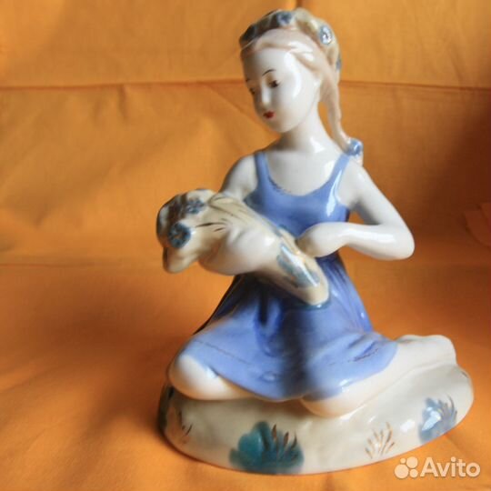 Фарфор: Статуэтка «Девочка с букетом»