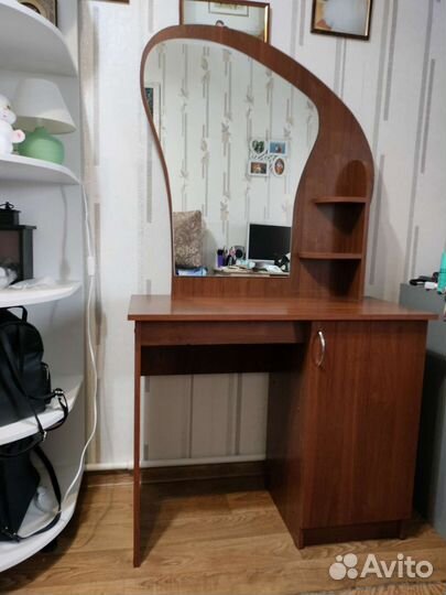 Парфюмерный столик