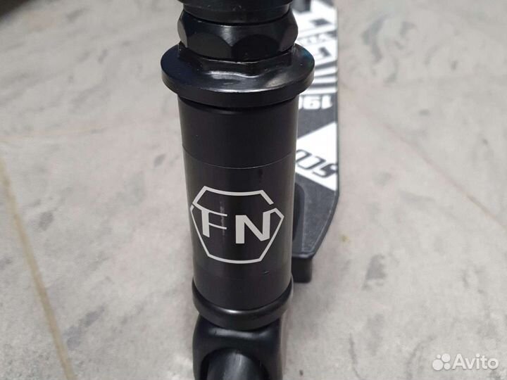 Трюковой самокат белый