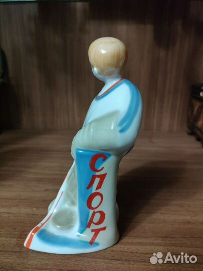 Фарфоровая статуэтка 