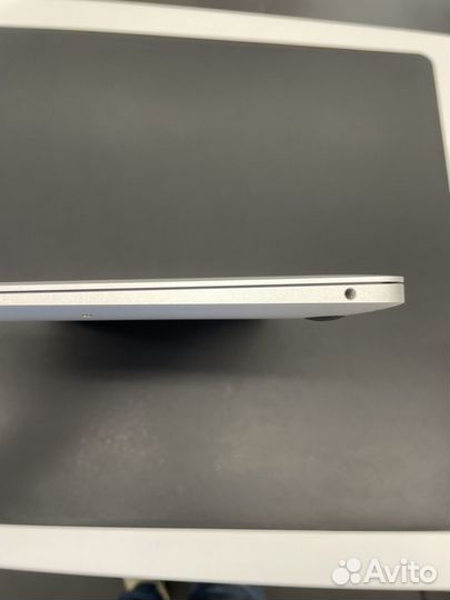 MacBook Air (M1, 2020) 16Gb/256GB Серебристый