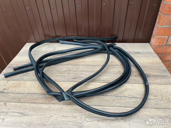 Уплотнительная резинка двери Hyundai Sonata V 2.0